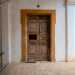 Saliamo le rampe di scale fino a una malandata porta in legno che d accesso al piano nobile